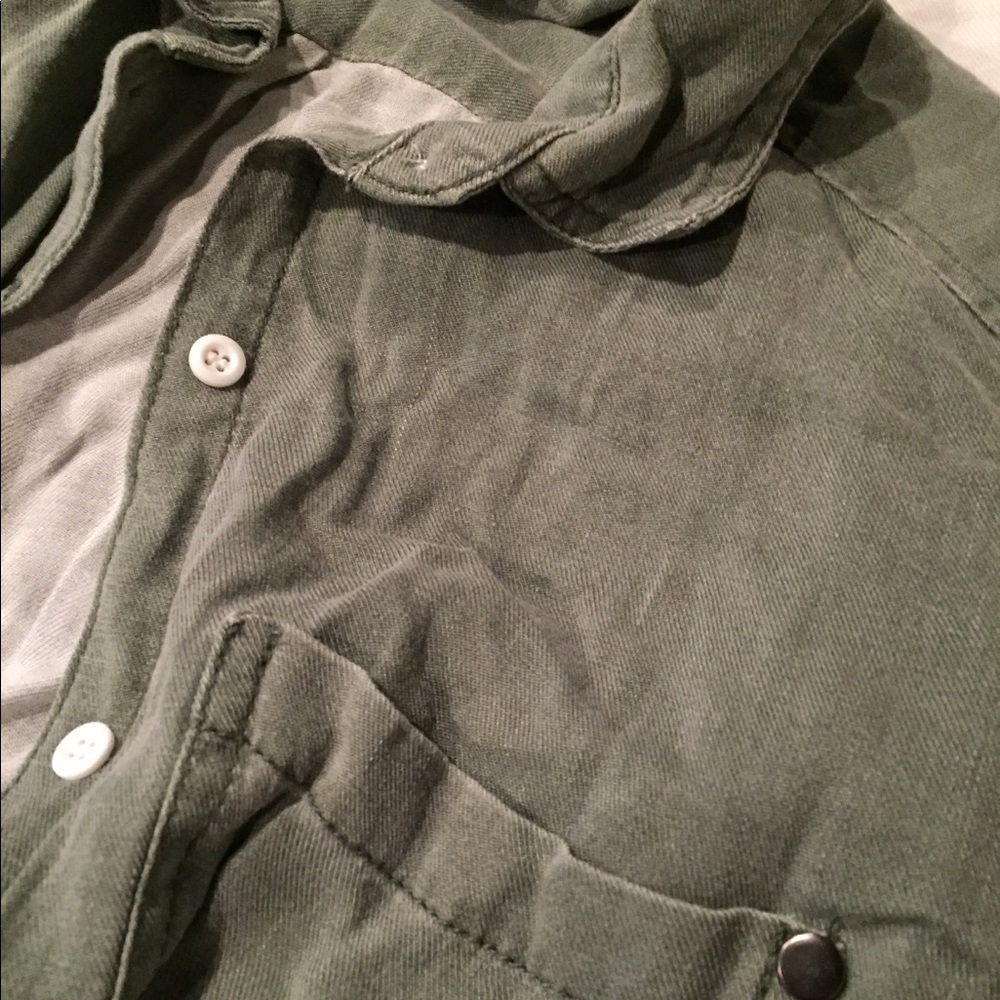 Button down - Picture 3 of 4